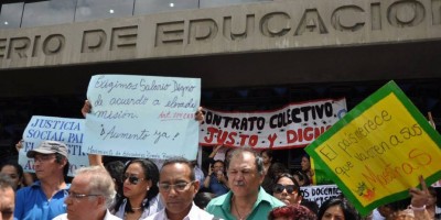 &quot;Juntos por salario digno&quot; maestros venezolanos en protesta &quot;La miseria humana no está agobiando a la familia&quot;