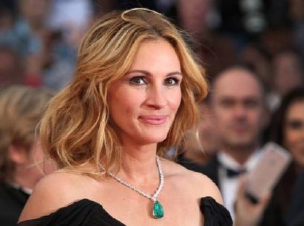 Julia Roberts y otras estrellas abren sus redes sociales a expertos en salud