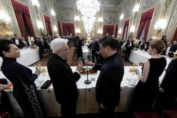 El presidente Sergio Mattarella con su par chino Xi Jinping durante la comida ofrecida en su honor en la visita al Palacio del Quirinale, en Roma.