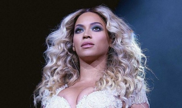 Beyonce revela que tuvo una cesárea de emergencia cuando alumbró a sus mellizos