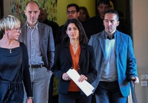 Bufera Campidoglio, Raggi: &quot;Non mi riconosco più nel Movimento&quot; Ira di Beppe Grillo