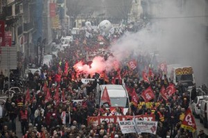 Pensioni: Francia nel caos. Manomessa rete, blackout 90.000 case