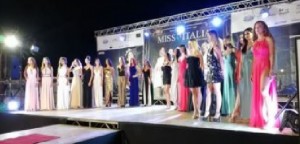 Altamura sorride per la finale pugliese di Miss Italia, passerella in un monastero delle 26 ragazze più belle della regione