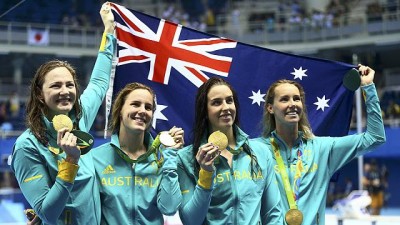 El equipo femenino de Australia gana y bate el récord del mundo de los 4x100 de natación