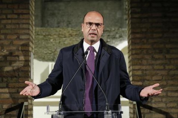 El ministro de Exteriores italiano, Angelino Alfano