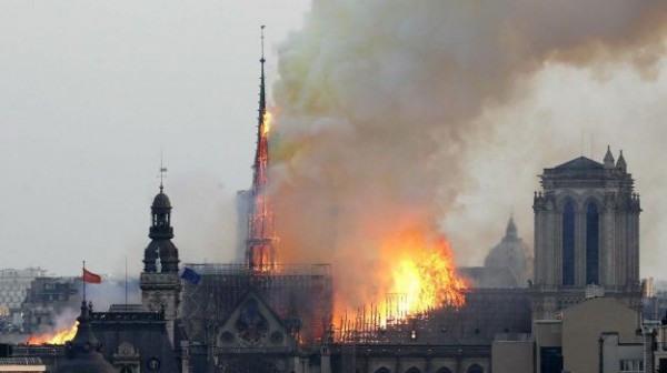Parigi, incendio a Notre-Dame, fiamme e fuoco dal tetto. Crollati il tetto e la guglia