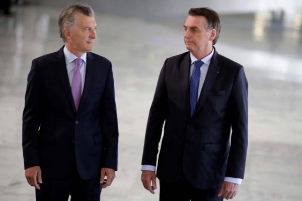 El presidente de Argentina, Mauricio Macri, es recibido por el presidente de Brasil, Jair Bolsonaro, durante una reunión en Brasilia, Brasil, el 16 de enero de 2019.