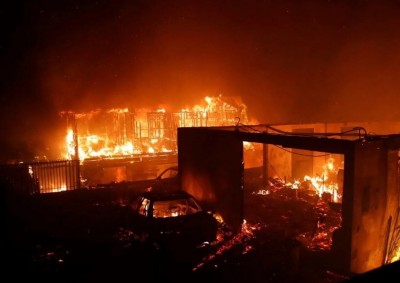  Veicoli e case bruciano durante un incendio a Viña del Mar, in Cile