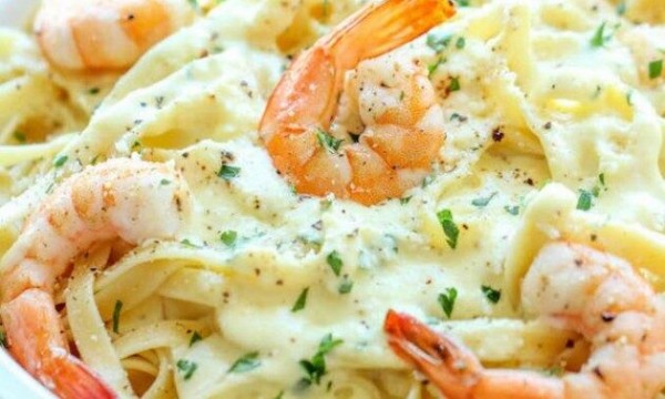 Pasta Alfredo con camarones