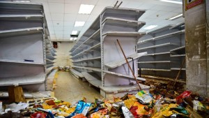 Venezuela allo stremo: saccheggi, proteste e furti in casa introvabili banconote