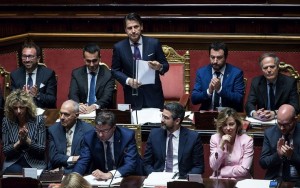 Conte hace su debut en el Senado ser populistas es &quot;escuchar las necesidades de la gente&quot;.