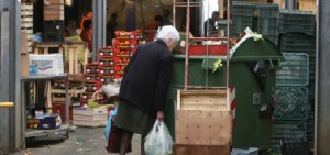 Gli italiani a rischio povertà ora sono 18 milioni: pesano tasse e tagli alla spesa sociale
