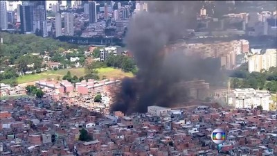 Brasile. Gigantesco incendio in una favela di Sao Paulo
