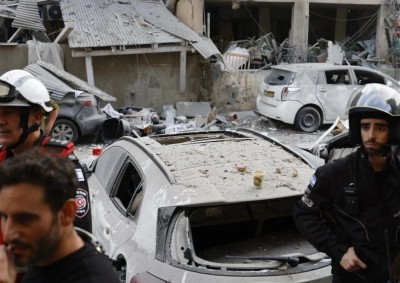  I soccorritori lavorano vicino a un edificio danneggiato a seguito di un attacco missilistico iraniano nella città israeliana di Bnei Brak, a est di Tel Aviv