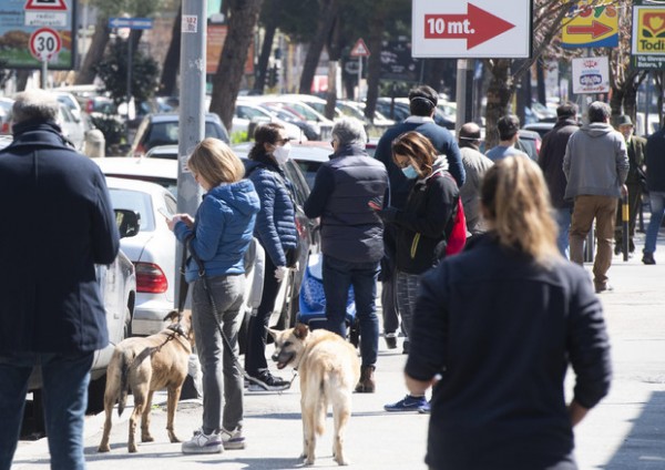 Gente in strada a Roma nonostante il divieto di uscire di casa se non per comprovate necessità