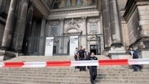 Spari nel duomo di Berlino, due feriti. Isolata la zona