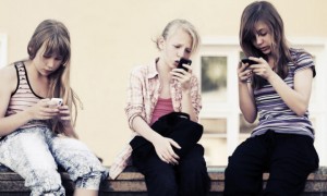 La mitad de los adolescentes pasa 12 horas al día con el teléfono en la mano
