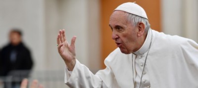 Il Papa e i negozi sempre aperti «Si è schiavi senza la domenica libera»