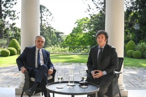 il presidente uscente, Alberto Fernandez, e il presidente eletto, Javier Milei