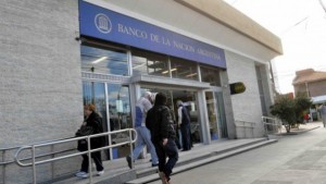 Un bebé muere mientras su madre hacía cola en el banco