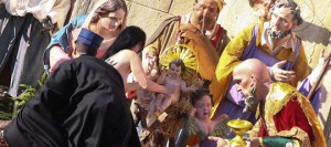Una Femen ha rubato il Bambinello dal presepe del Papa