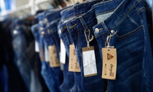 Lavare i jeans può essere una minaccia per l&#039;ambiente. Ecco perchè