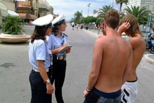En Favignana no quieren torsos desnudos por la ciudad