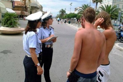 En Favignana no quieren torsos desnudos por la ciudad