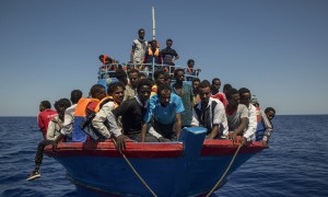 Nuova ondata di sbarchi a Lampedusa, arrivati 250 migranti su otto barchini, il sindaco chiude l&#039;hot spot