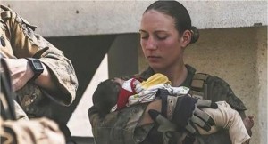 Uccisa a Kabul anche la marine che cullava il neonato e commosse il mondo