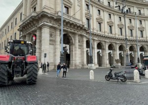 La protesta dei trattori arriva nel cuore di Roma