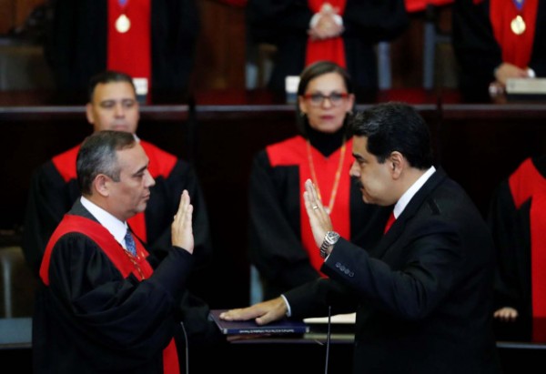 Venezuela, Maduro giura sommerso dalle critiche e nell&#039;isolamento internazionale
