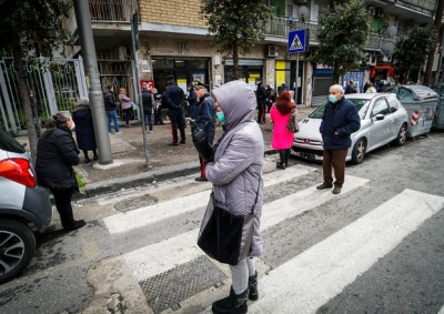 Persone in coda davanti ad un ufficio postale a Napoli