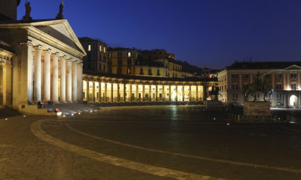 Piazza del Plebiscito a Napoli deserta di notte