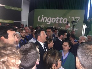 Renzi al Lingotto, «Ripartiamo da qui, no alla paura del futuro»
