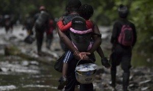 Adolescentes venezolanos viajan solos por la selva del Dairén entre Panamá y Colombia.