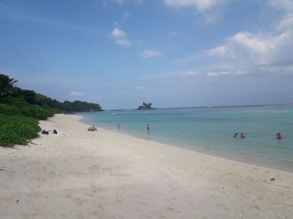 La bella Playa Grand en las Islas Seychelles