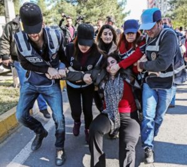 Proteste e scontri in Turchia dopo l&#039;arresto di undici parlamentari del partito HDP di opposizione