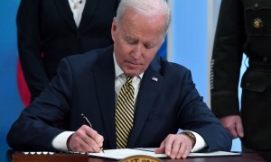 Attacco russo sui civili in fuga a Mariupol. Biden porta a un miliardo gli aiuti in armi