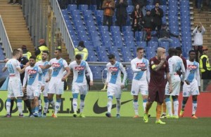 Napoli vence a Roma y se le acerca a 2 puntos