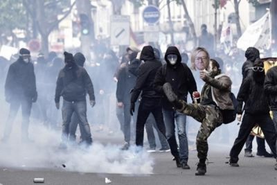 Parigi, scontri e molotov a corteo 1 maggio: feriti 4 agenti, 4 fermi