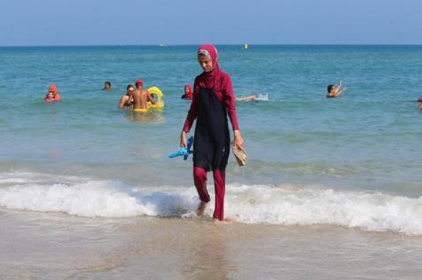 Una mujer musulmana en burkini