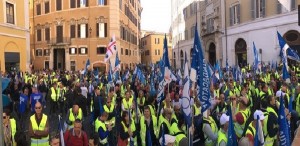 In 5.000 questa mattina in Piazza Montecitorio. Grande successo per la Consulta Sicurezza