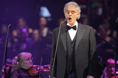 Andrea Bocelli durante uno de sus conciertos 