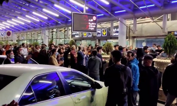 La folla all&#039;aeroporto diTeheran per l&#039;arrivo di Elnaz Rekabi 