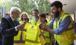 © Quirinale - I volontari di Cesena regalano a Mattarella un gilet giallo