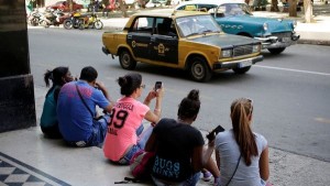 Cubanos podrán disfrutar de Internet en sus móviles a partir del 2018