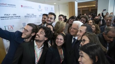 El presidente Mattarella con un grupo de jóvenes durante un encuentro.