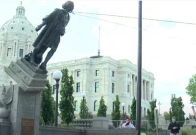 foto della statua di Colombo abbattuta davanti al campidoglio di Minneapolis - USA 