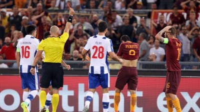Roma, addio Champions umiliata in casa dal Porto 0-3 in nove espulsi De Rossi e Emerson